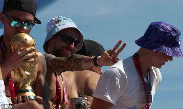Im Bild: Gomez ist in einem argentinischen Fischerhut auf dem offenen Tourbus zu sehen, während er den Weltcup-Sieg seines Teams feiert