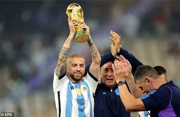 Papu Gomez aus Argentinien hebt den Pokal nach dem Finale der FIFA Fussball-Weltmeisterschaft 2022 zwischen Argentinien und Frankreich im Lusail-Stadion, Lusail, Katar, am 18. Dezember 2022