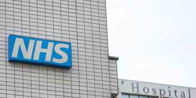 Der britische National Health Service (NHS) steht vor dem "größte Personalkrise" in seiner Geschichte, laut einem parlamentarischen Ausschussbericht, der diesen Sommer veröffentlicht wurde.  (Rasid Necati Aslim/Agentur Anadolu über Getty Images)