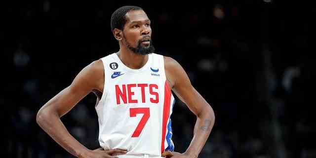 Kevin Durant von den Brooklyn Nets trifft am 18. Dezember 2022 in der Little Caesars Arena in Detroit auf die Detroit Pistons.