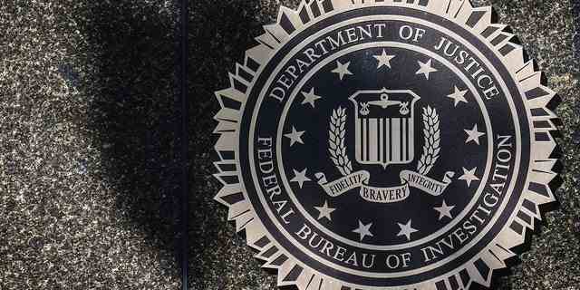 Das Emblem des Federal Bureau of Investigation ist am 20. Oktober 2022 auf dem Hauptgebäude in Washington DC zu sehen.
