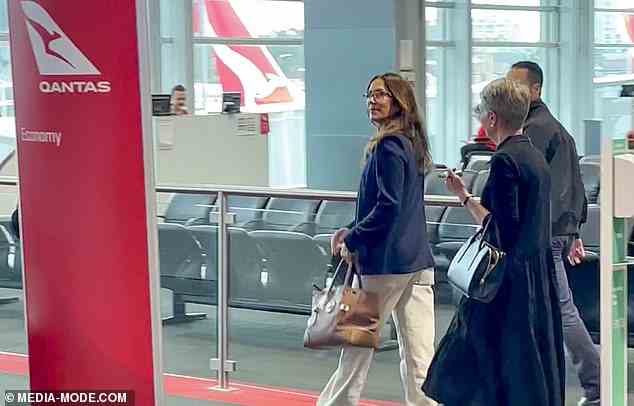 Die 50-jährige Mutter von vier Kindern wurde am frühen Donnerstag auf ihrem Weg durch den Flughafen von Sydney und beim Einsteigen in einen kommerziellen Flug nach Hobart abgebildet