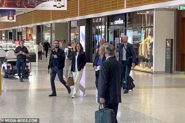 Die Königin wurde mit ihrer Sicherheit abgebildet, als sie durch den Flughafen von Sydney ging