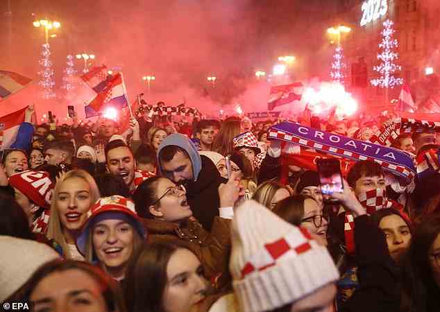 Kroatische Fans kamen zu Tausenden, um die Mannschaft nach dem Turnier zu Hause zu begrüßen