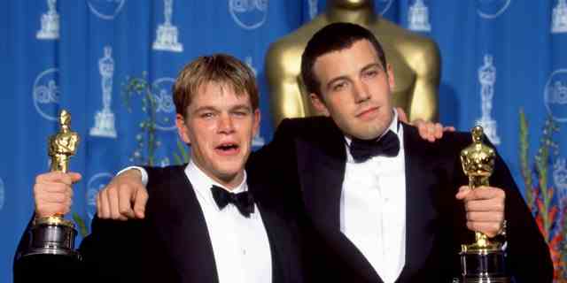 Matt Damon und Ben Affleck feiern, nachdem sie ihre Oscars gewonnen haben "Jagd auf guten Willen" während der 70. jährlichen Oscar-Verleihung am 23. März 1998.