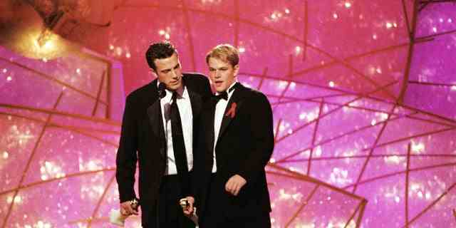 Ben Affleck und Matt Damon auf der Bühne während der 55. jährlichen Golden Globe Awards 1998.