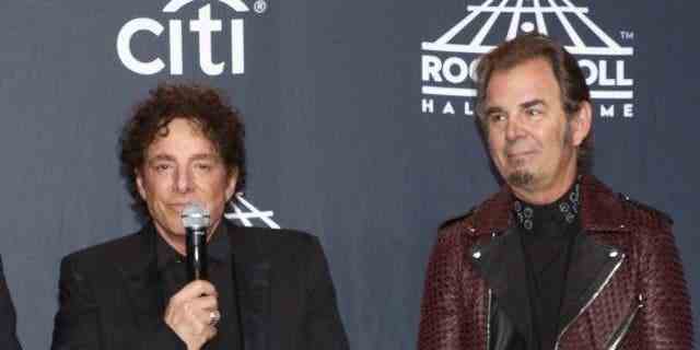 2017 Neuzugänge Neal Schon und Jonathan Cain von Journey besuchen den Presseraum der 32. jährlichen Rock &  Einführungszeremonie in die Roll Hall of Fame im Barclays Center am 7. April 2017 in New York City.