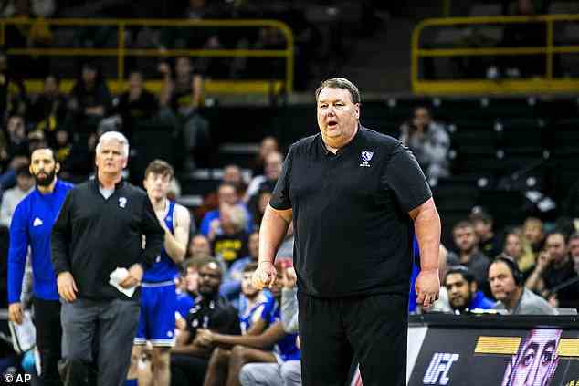 Marty Simmons, Cheftrainer von Eastern Illinois, reagiert am Mittwoch während eines NCAA-College-Basketballspiels gegen Iowa