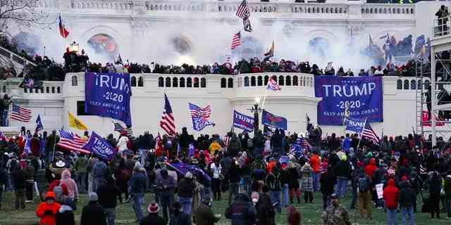 Gewalttätige Demonstranten, die dem damaligen Präsidenten Trump treu ergeben sind, stürmen am 6. Januar 2021 das Kapitol in Washington.