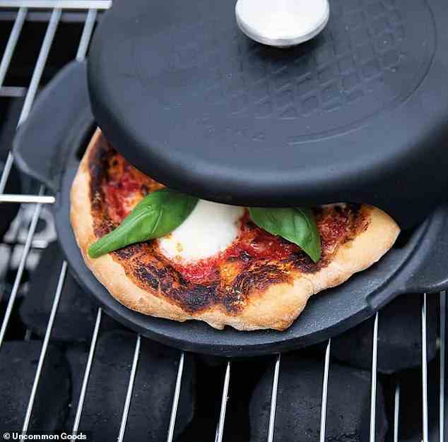 Der Pizzamaker von Uncommon Goods ermöglicht es Ihnen, bei Ihren Belägen kreativ zu sein, damit Sie es so käsig, fleischig oder mit Gemüse gefüllt machen können, wie Sie möchten