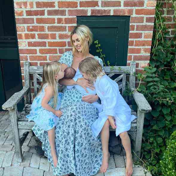 Nicky Hilton mit ihren Kindern, alle passend in Blau