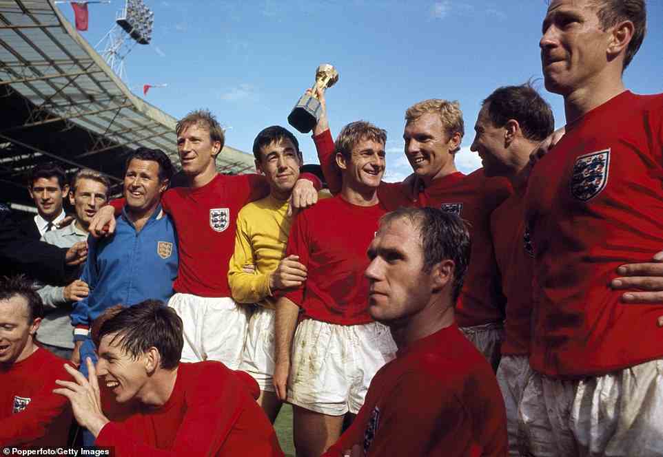 Cohen (zweiter von rechts, obere Reihe) war Vizekapitän, als England 1966 zum ersten und einzigen Mal Weltmeister wurde