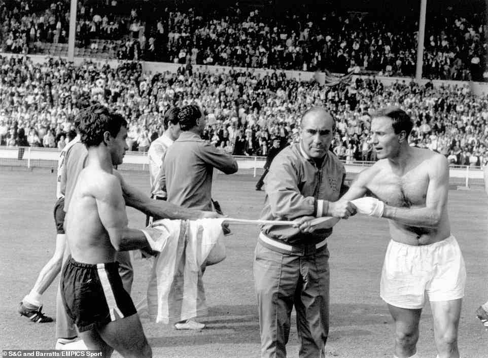 Sir Alf Ramsey hinderte Cohen 1966 nach dem Viertelfinalsieg seiner Mannschaft daran, Trikots mit einem argentinischen Spieler zu tauschen