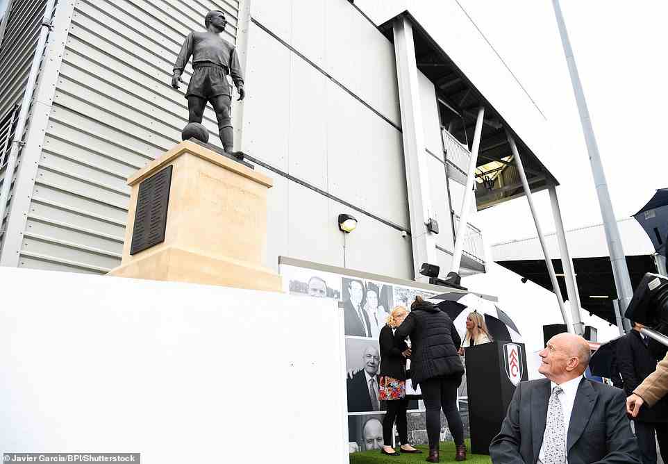 Eine Statue von Cohen wurde 2016 vor Craven Cottage enthüllt, 50 Jahre nachdem er seine Rolle bei Englands Weltmeistertitel gespielt hatte