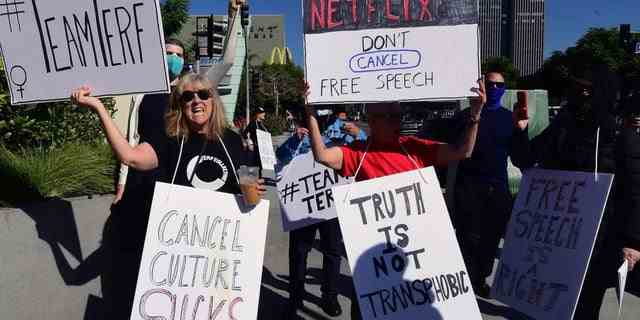Gegendemonstranten versammeln sich am 20. Oktober 2021 vor der Netflix-Zentrale in Los Angeles, um gegen die Redefreiheit in der Komödie zu protestieren, während die Demonstranten Rechenschaft dafür fordern, dass Dave Chappelle in seinem Comedy-Special Hassreden fördert. 