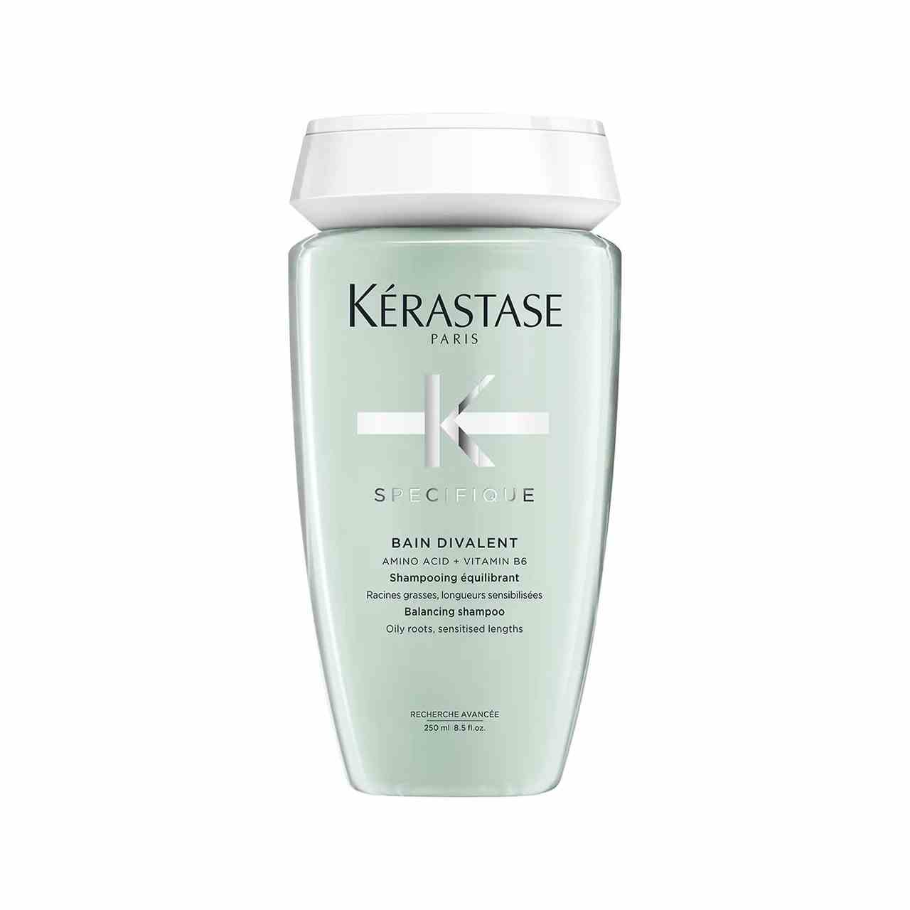 Kérastase Specifique Shampoo für fettige Kopfhaut hellgrüne Flasche Shampoo mit weißer Kappe auf weißem Hintergrund