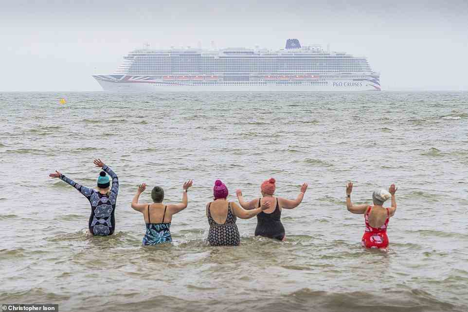 Frauen der Gruppe „Sisterhood Swimmers“ trotzten dem kalten Meer, als Arvia vorbeifuhr
