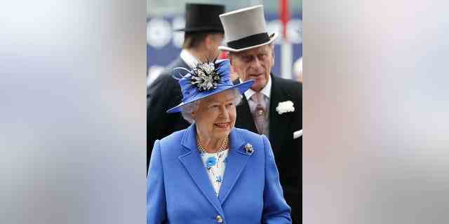 Die britische Königin Elizabeth II. und Prinz Philip treffen am Samstag, den 2. Juni 2012, zum Epsom Derby ein, um den 60. Jahrestag der Thronbesteigung der Königin zu begehen. 