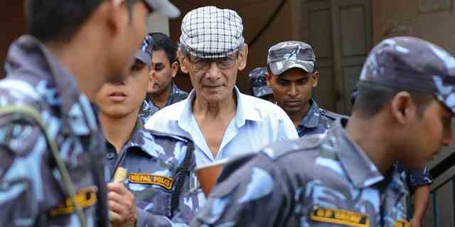 Der französische Serienmörder Charles Sobhraj wird am 12. Juni 2014 in Bhaktapur von der nepalesischen Polizei zu einer Anhörung zu einem Fall im Zusammenhang mit dem Mord an dem kanadischen Backpacker Laurent Ormond Carriere vor ein Bezirksgericht eskortiert. 