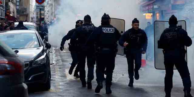 Zusammenstöße mit der französischen Polizei während einer Demonstration in der Nähe der Rue d'Enghien, nachdem am 23. Dezember 2022 in einem zentralen Viertel von Paris Schüsse abgefeuert wurden, bei denen mehrere Menschen getötet und verletzt wurden.  
