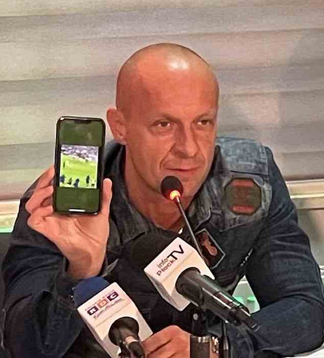 Szymon Marciniak behauptet jedoch, dass bei einem der Tore von Kylian Mbappe sieben französische Ersatzspieler auf dem Platz standen, und zeigte während einer Pressekonferenz ein Bild davon