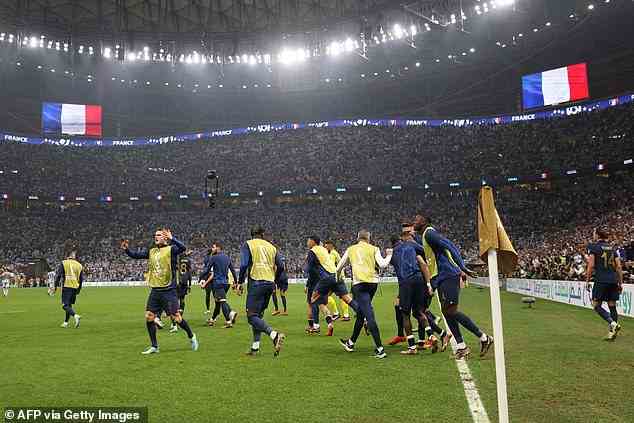 Französische Spieler feiern auf dem Platz, nachdem Kylian Mbappe sein zweites Tor des Spiels erzielt hat
