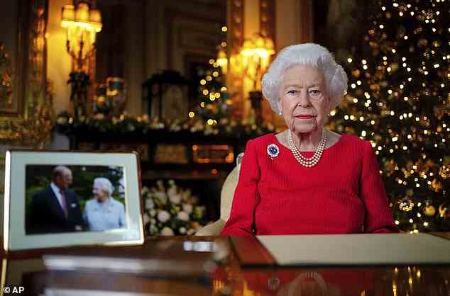 Die Königin hielt ihre Weihnachtsansprachen hinter ihrem Schreibtisch im Buckingham Palace und saß normalerweise, aber Charles steht für seine Rede