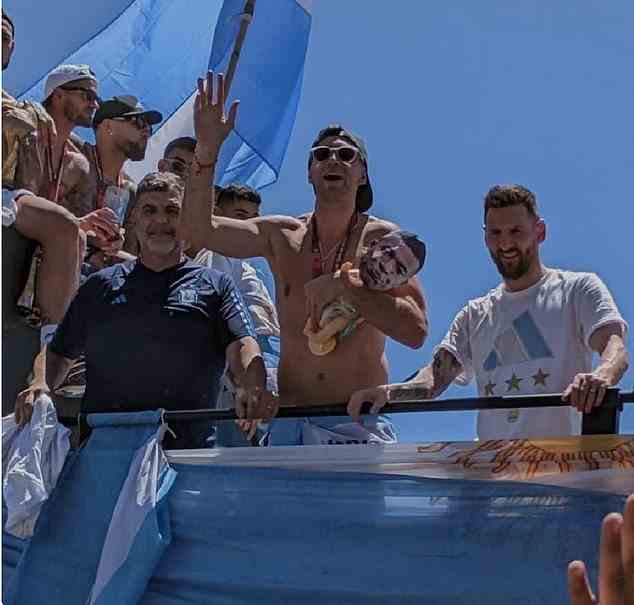 Der argentinische Torhüter verspottete nach seinem Sieg den französischen Star Kylian Mbappe und winkte während der Siegesparade in Buenos Aires sogar mit einer Puppe mit aufgesetztem Gesicht