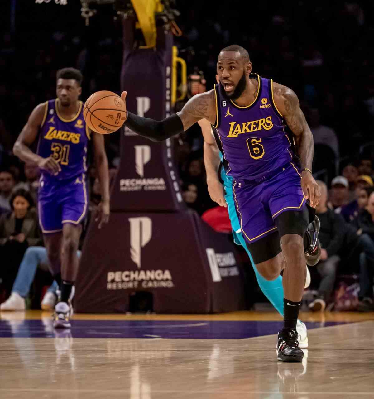 Lakers-Stürmer LeBron James dirigiert seine Teamkollegen in der ersten Halbzeit gegen die Hornets.