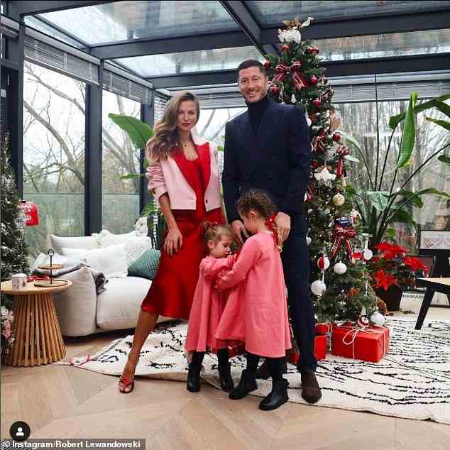Robert Lewandowski posierte mit Frau Anna und ihren beiden Mädchen für einen festlichen Instagram-Schnappschuss