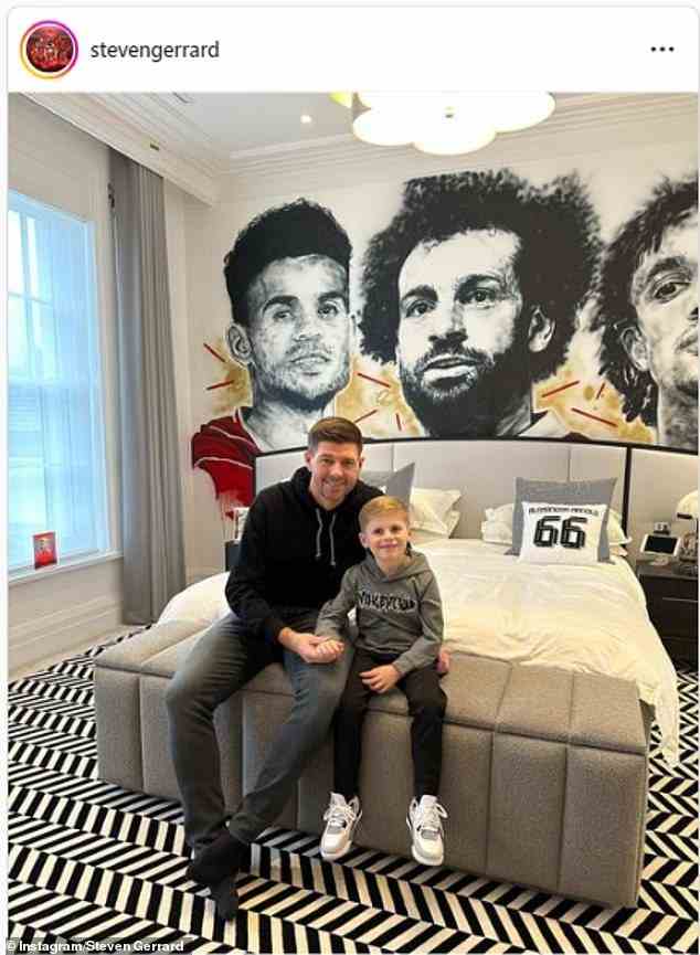 Steven Gerrard hat ein festliches Bild mit Sohn Lio in seinem Schlafzimmer im Liverpool-Stil gepostet