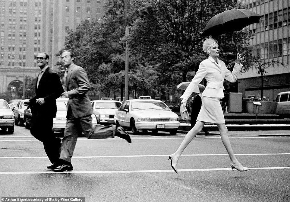 Elgort photographed German model Nadja Auermann running across Park Avenue in New York City for a spread featured in Vogue in 1995