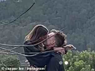 Entzückend: Das Paar teilte einen süßen Kuss in dem Moment, nachdem Ambar zu ihrem Freund Ja gesagt hatte