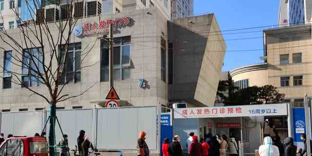 SHANGHAI, CHINA – 24. DEZEMBER 2022 – Patienten stellen sich vor einer Fieberklinik in einem Krankenhaus in Shanghai, China, am 24. Dezember 2022 an. 