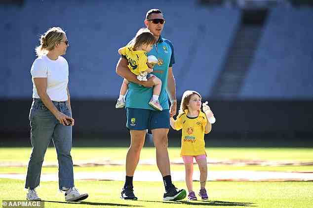 Der schnelle Bowler Scott Boland (im Bild mit Frau Clarissa und ihren Kindern) bekam das bestmögliche Weihnachtsgeschenk, als er in die Aussie XI berufen wurde, um gegen Südafrika anzutreten