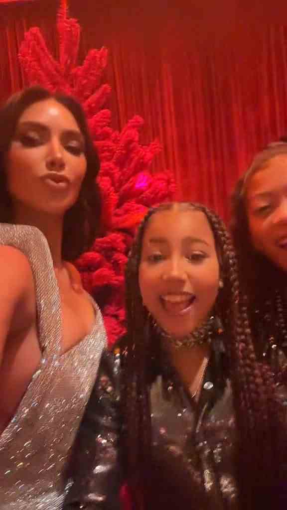 Damen in Rot!  In der Kardashian-Jenner-Weihnachtsfeier – Sia-Performance, Bällebad und mehr – 223