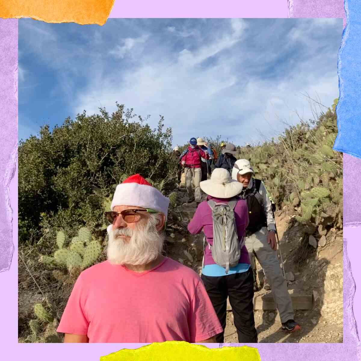 Ein Mann mit Weihnachtsmütze zusammen mit anderen Wanderern des Sierra Club in San Pedro