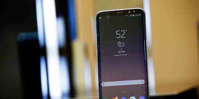 Ein Samsung Galaxy S8+ Smartphone ist bei der Einführung der Galaxy S8 und S8+ Smartphones während des Samsung Unpacked Events in New York City, USA, am 29. März 2017 abgebildet. REUTERS/Brendan McDermid – RTX33983