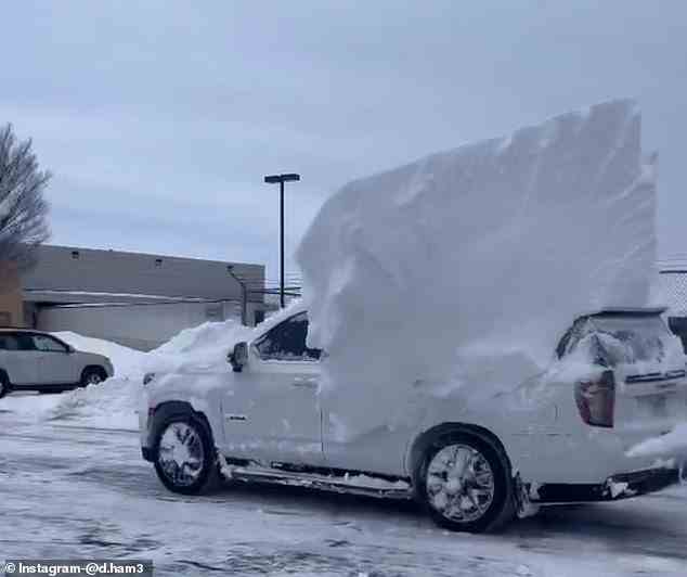In Damar Hamlins Video fuhr ein Auto mit einem riesigen Schneebrocken vorbei