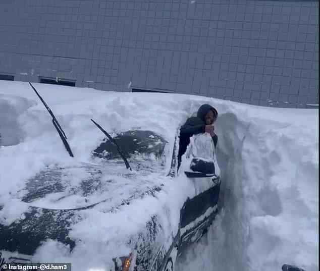 Jackson konnte sich aufgrund des umliegenden Schnees kaum in sein Auto quetschen