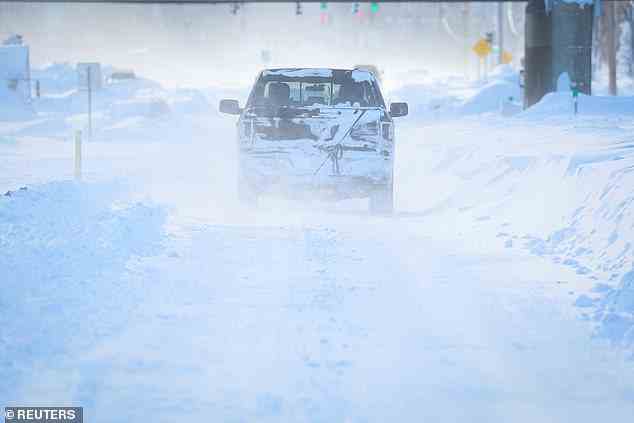 Ein Auto fährt durch Schneetreiben in Amherst, New York in der Region Buffalo des Bundesstaates