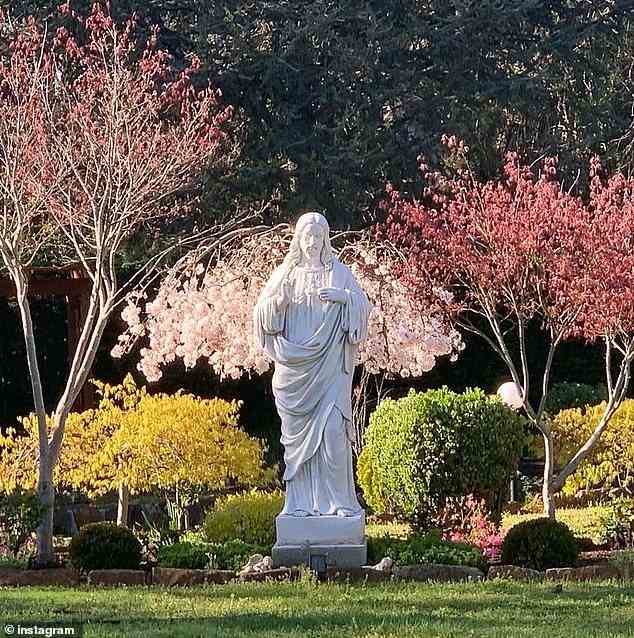 Die fein gepflegten Gärten sind mit religiösen Skulpturen und Springbrunnen übersät