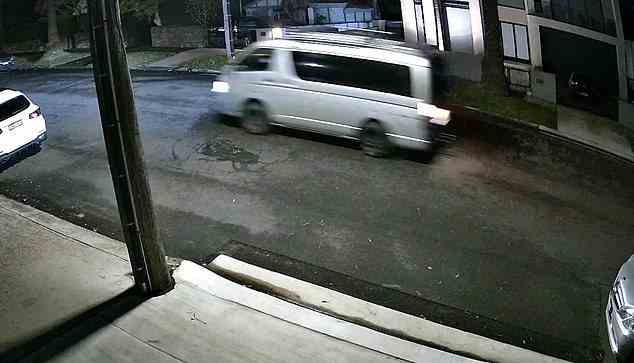 Am 29. November veröffentlichte die Polizei Aufnahmen von der Northwood Street in der Nacht des Brandes und bat jeden, der zu dieser Zeit einen silbernen Toyota Hiace-Van mit Dachgepäckträgern (im Bild) in der Nähe der Cliff Road fahren gesehen haben könnte, sich zu melden