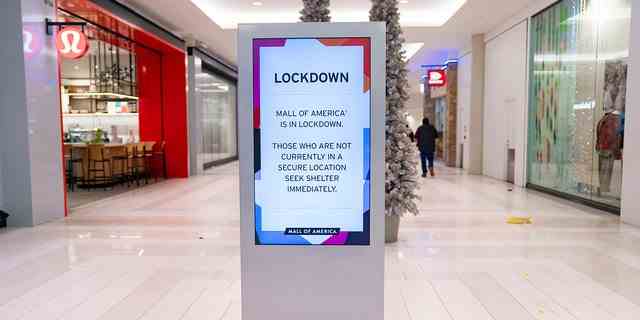 Schilder rund um die Mall of America weisen darauf hin, dass eine Sperrung im Gange ist, nachdem am Freitag, dem 23. Dezember 2022, in Bloomington, Minn, eine Schießerei gemeldet wurde.