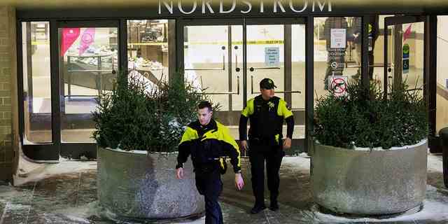 Zwei Beamte verlassen Nordstrom in der Mall of America in Bloomington, Minnesota, nach einer Schießerei am Freitag, den 23. Dezember 2022. 