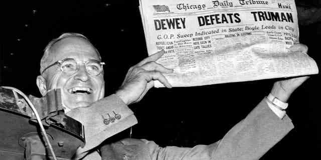 Präsident Harry Truman hält eine Ausgabe der Chicago Daily Tribune hoch, in der er seinen erklärt "Verlust" an Thomas Dewey bei den Präsidentschaftswahlen in St. Louis, MIssouri, im November 1948. 
