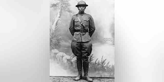 Ein fotografisches Postkartenporträt von Harry Truman als Soldat im Ersten Weltkrieg. Truman wurde im April 1918 zum Hauptmann befördert;  Er war verantwortlich für die Batterie D der 129. Feldartillerie. 