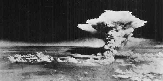 Von der US-Armee veröffentlichtes Aktenfoto: Etwa eine Stunde nach der Detonation einer Atombombe über Hiroshima im Westen Japans am 6. August 1945 bläht sich ein Atompilz auf.