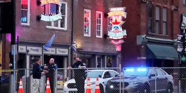 Die Polizei blockiert am Montag, den 28. Dezember 2020, einen Teil des Touristenviertels Broadway als Folge eines Bombenanschlags, der am Weihnachtstag in Nashville, Tennessee, stattfand. Die Explosion löste im ganzen Land einen Schock aus, tötete den Bomber und verletzte drei weitere Menschen und beschädigte Dutzende von Gebäuden.  Doch für diejenigen, die Music City ihr Zuhause nennen, fühlt sich das Bombenattentat wie ein grausamer Schlussstein für ein bereits dunkles Jahr an. 