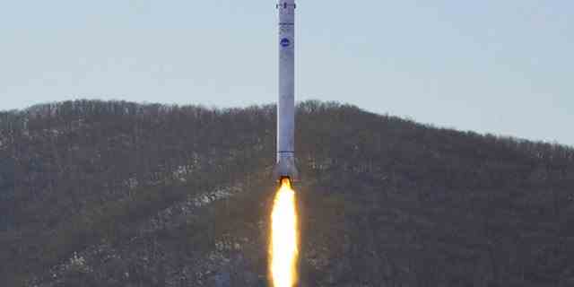 Dieses von der nordkoreanischen Regierung bereitgestellte Foto zeigt einen Test einer Rakete mit dem Testsatelliten auf dem Sohae Satellite Launching Ground in Nordkorea am Sonntag, den 18. Dezember 2022. 